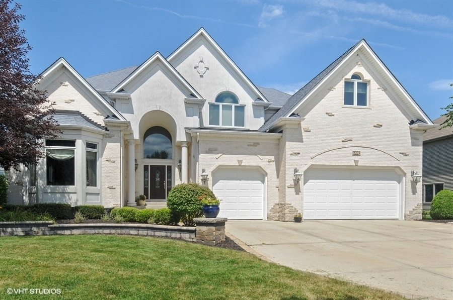 What Should Buyers Look for When Shopping for Luxury Homes in Naperville IL?